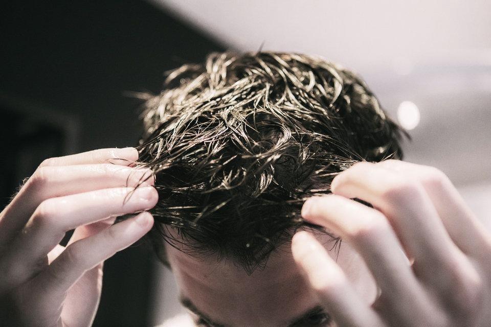 Lire la suite à propos de l’article Guide Ultime pour les Hommes : Comment Prendre Soin de vos Cheveux