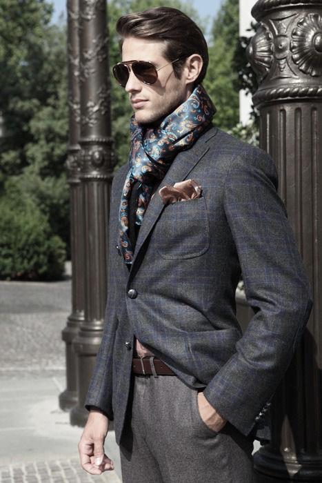 Read more about the article Le Guide Ultime : Comment Porter un Foulard pour Homme avec Style